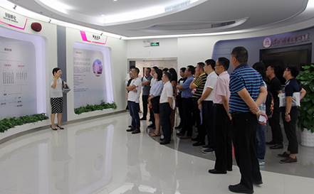 說明: F:\【資料與辦公】\辦公區(qū)\2.網(wǎng)站新聞\2019年\9月\2019.09.07 方大集團(tuán)舉辦“高級(jí)管理人員研修班”培訓(xùn)\參觀展廳(文中.jpg